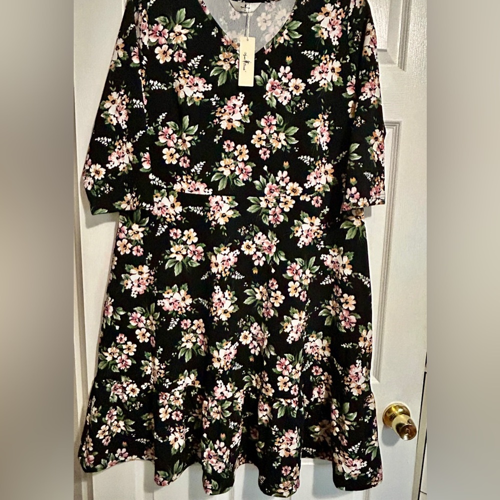 Chic Floral Midi Dress in Black